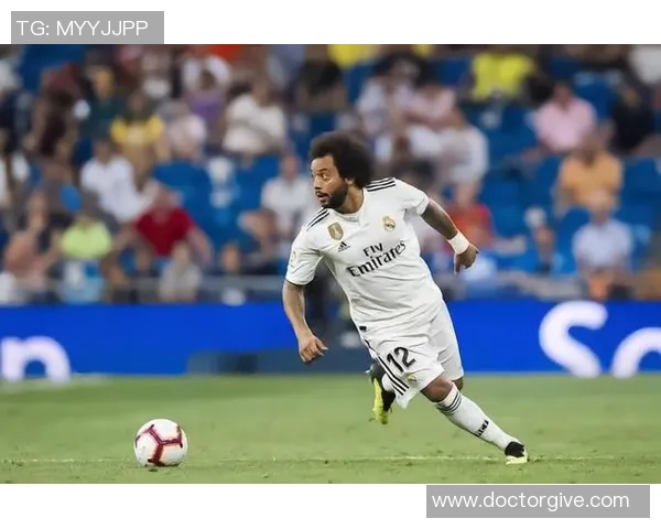 欧洲顶级足球巨星风采全览：巅峰对决与荣耀时刻回顾