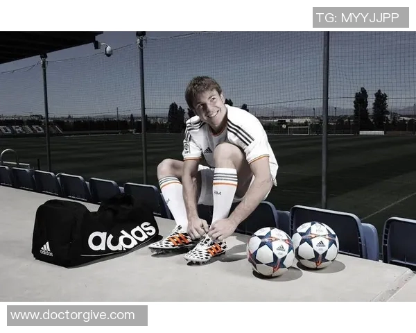 聚焦最新款足球球星战靴全面解析与潮流趋势