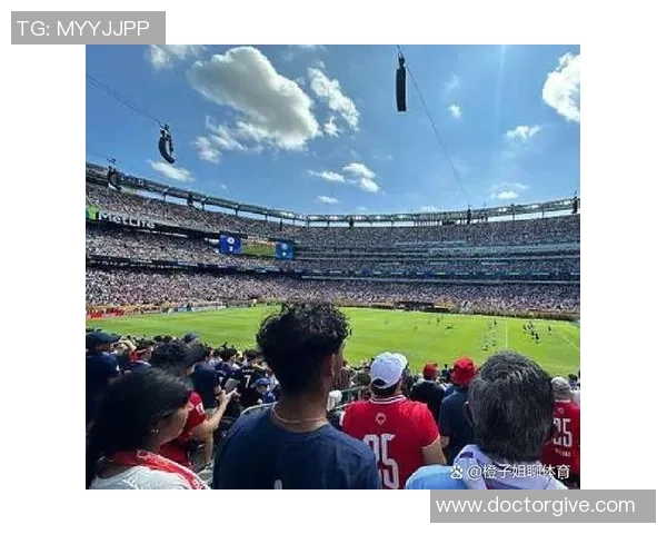 足球场边圆眼睛球星的独特魅力与竞技精神探析