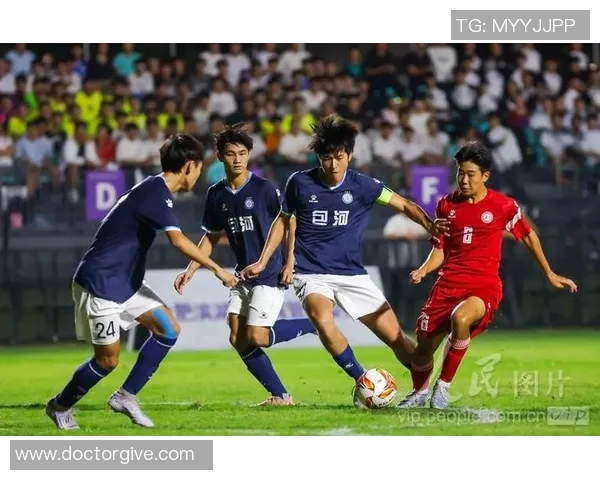 40岁老将依然驰骋绿茵场展现足球运动员永不言弃的拼搏精神