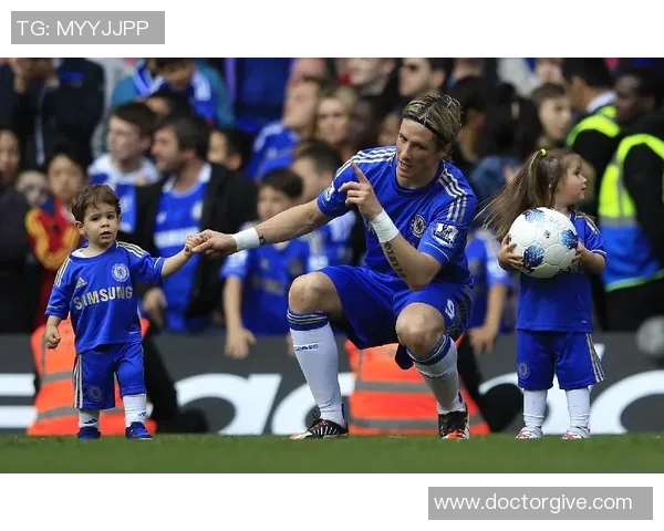 男足球星涂指甲油展现个性魅力 赛场外别样风采引热议