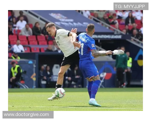 足球场上频繁犯规的球星盘点及其争议行为解析 足球场上频繁犯规的球星盘点及其争议行为解析